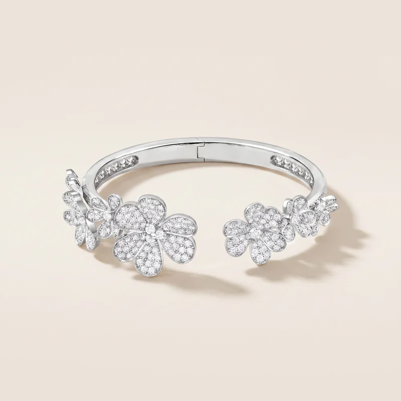 Frivole Seven Flowers Pavé Diamonds Bracelet