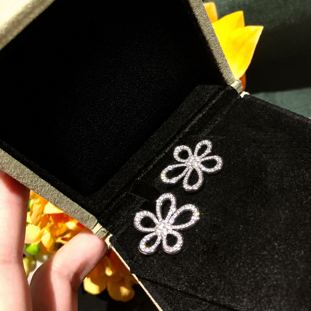 Flowerlace Pavé Diamonds Earrings