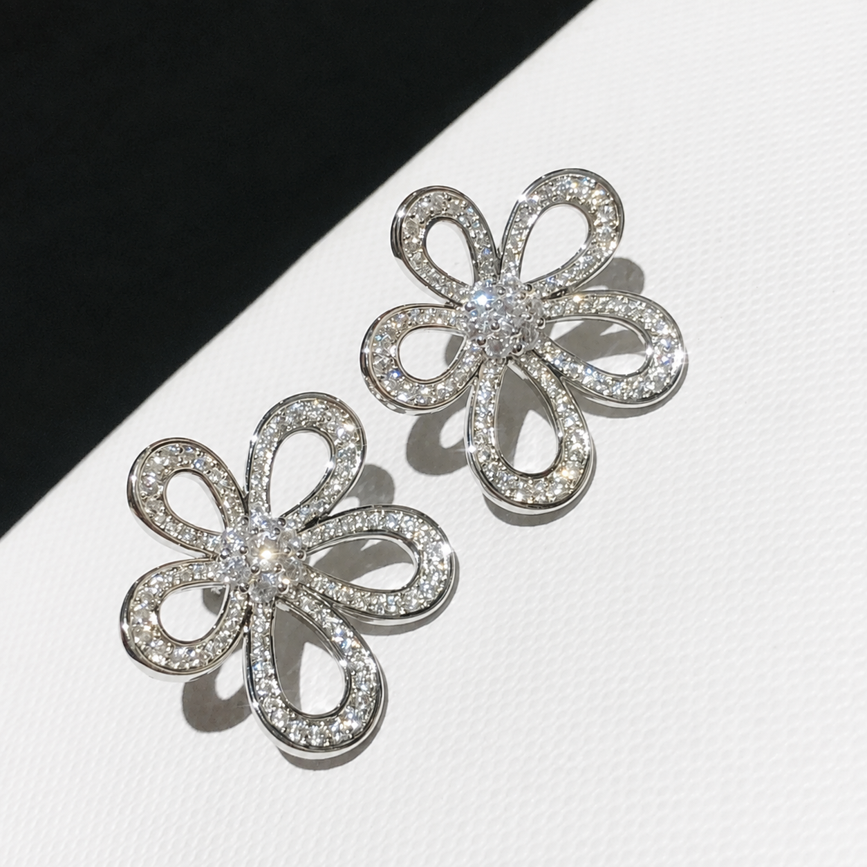 Flowerlace Pavé Diamonds Earrings