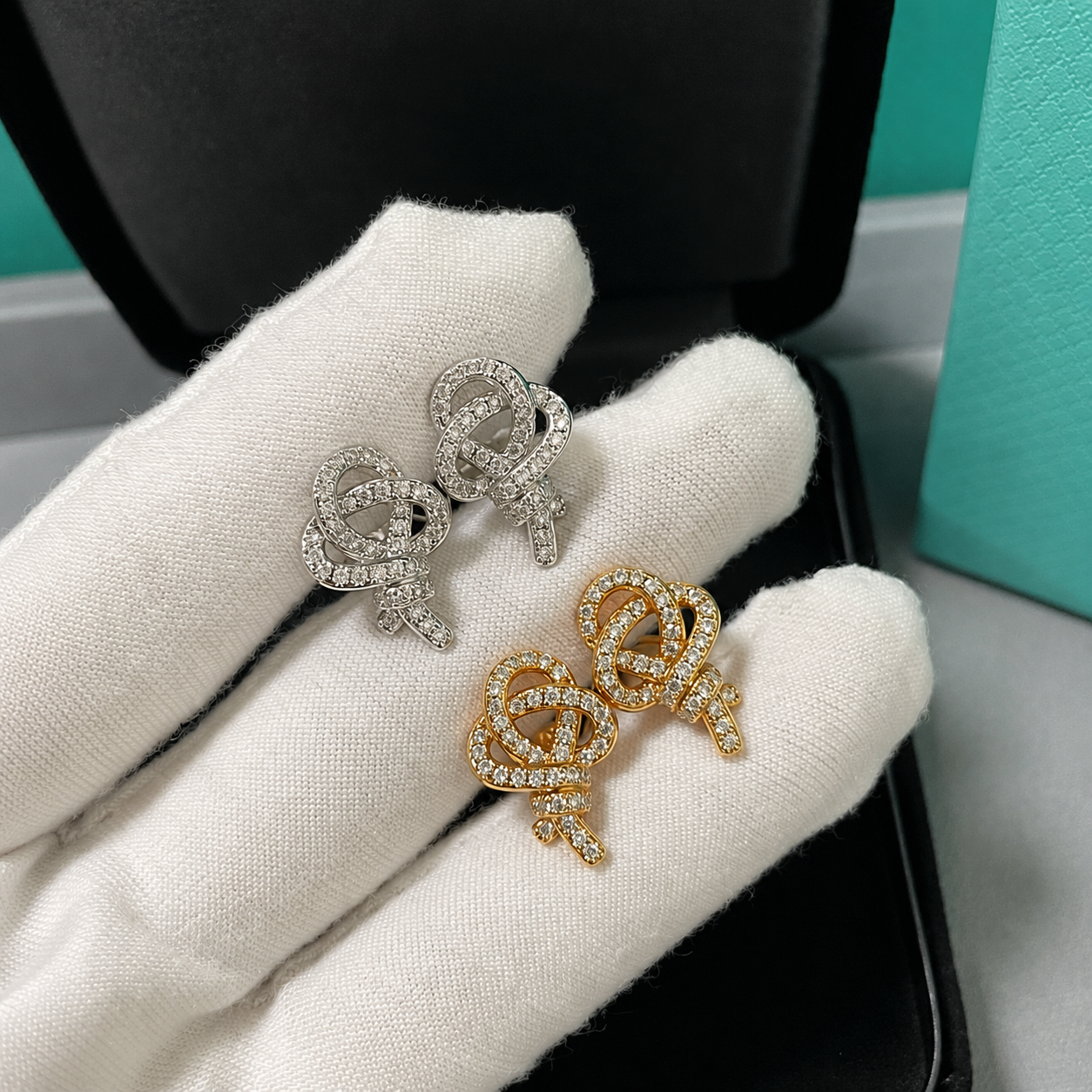 Keys Woven Pavé Diamonds Earrings