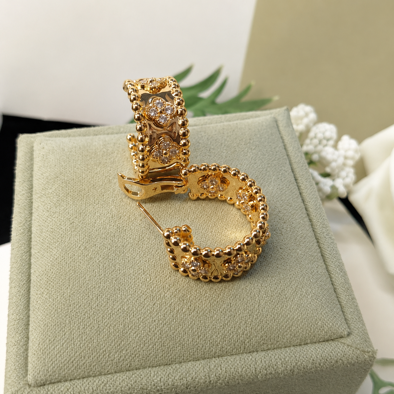 Perlée Clovers Diamonds Hoop Earrings