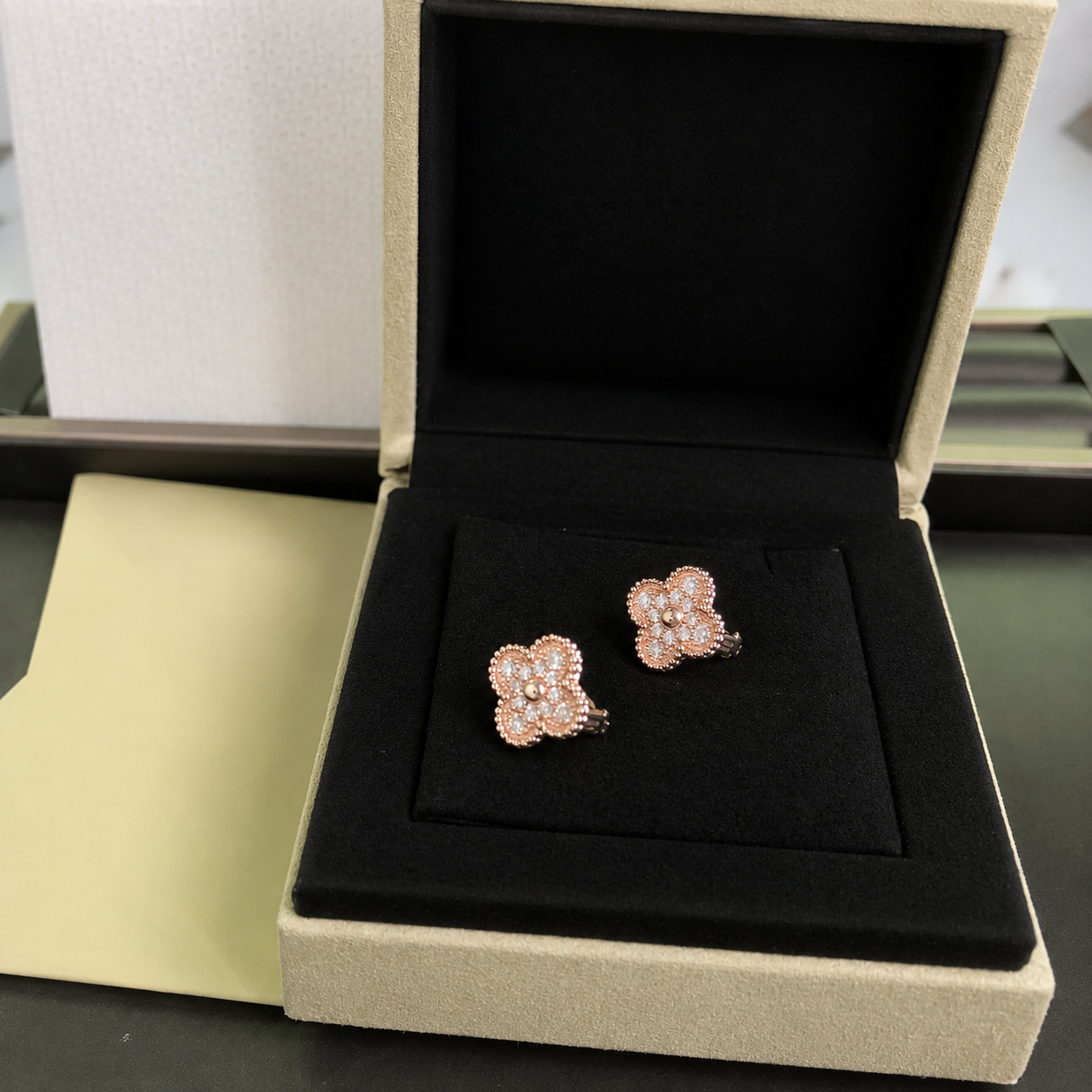 Vintage 1 Motif Pavé Earrings