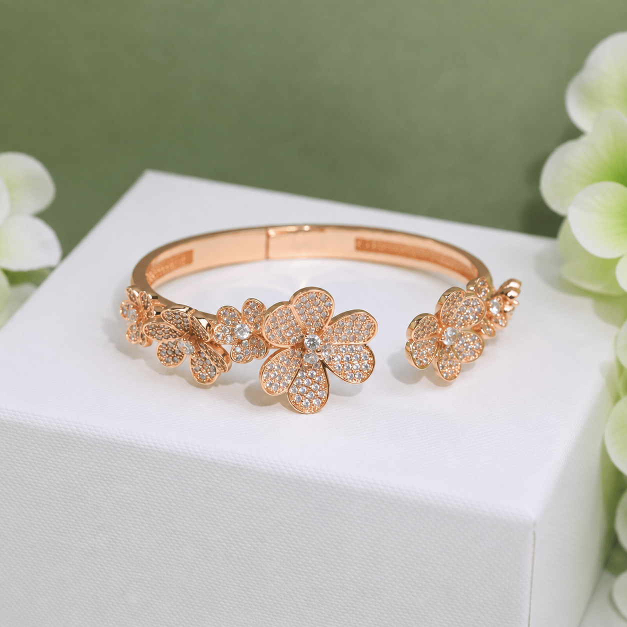 Frivole Seven Flowers Pavé Diamonds Bracelet
