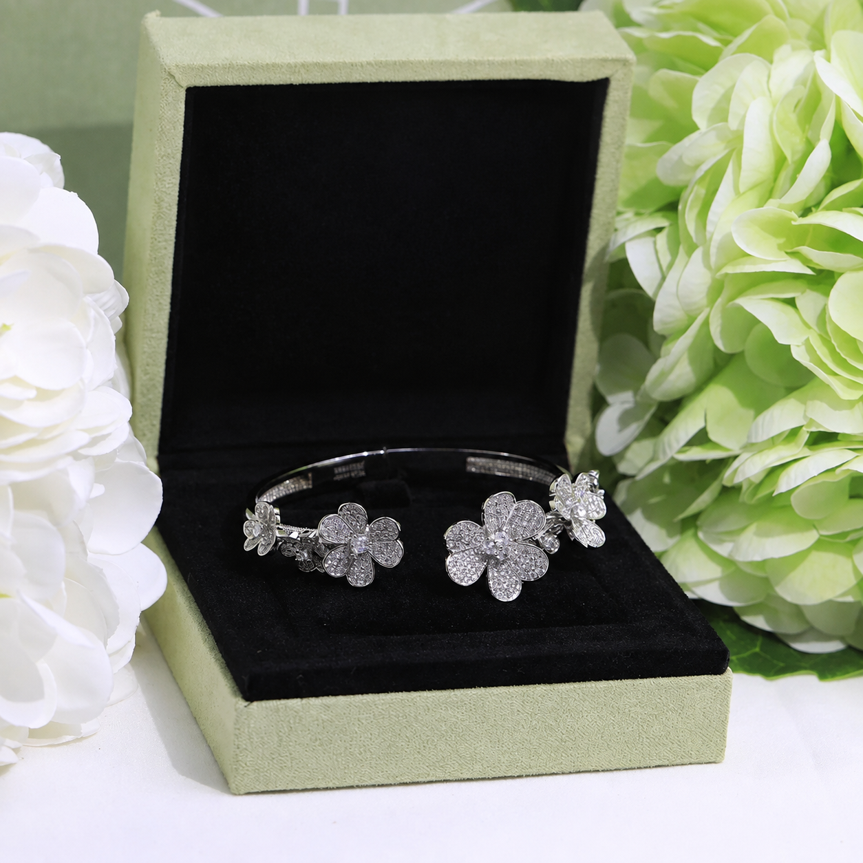 Frivole Seven Flowers Pavé Diamonds Bracelet