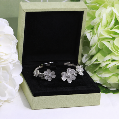 Frivole Seven Flowers Pavé Diamonds Bracelet