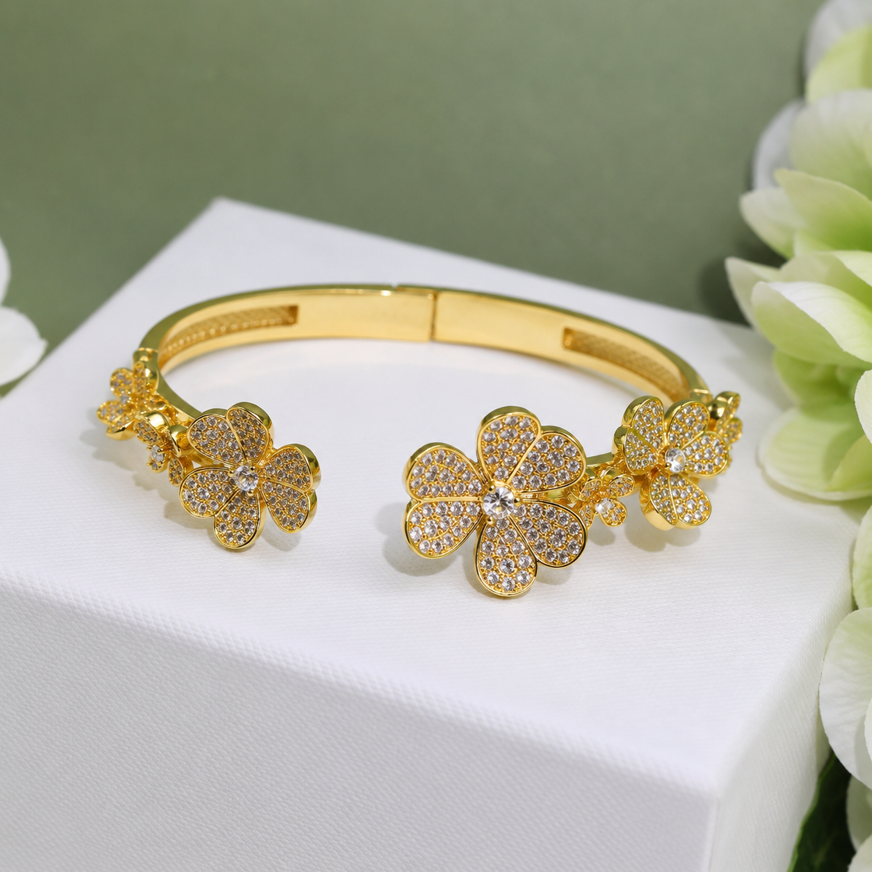 Frivole Seven Flowers Pavé Diamonds Bracelet