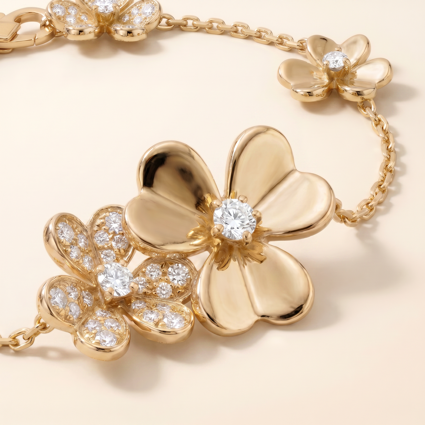 Elegant Frivole 5 Flowers Pavé Bracelet