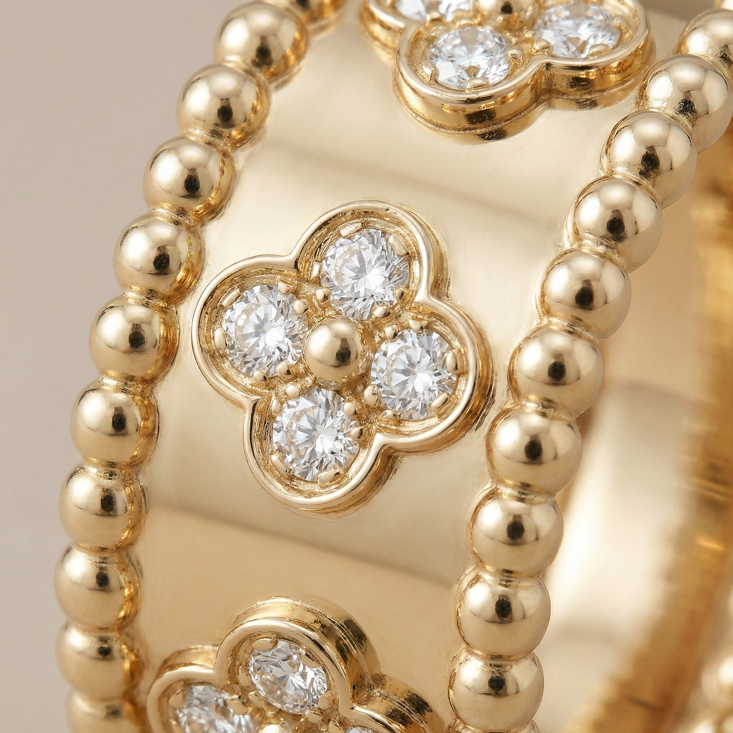 Perlée Clovers Diamonds Hoop Earrings