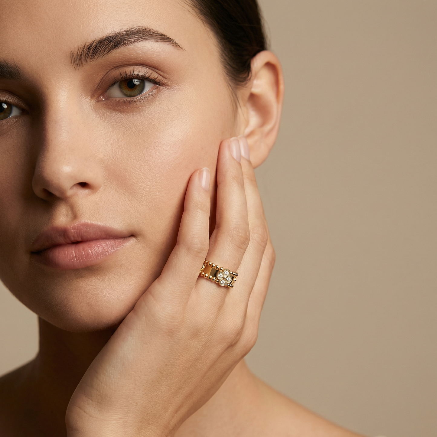 Wide Clover Perlée Diamonds Ring