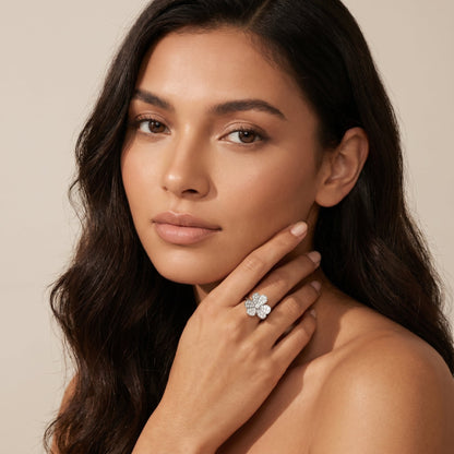 Frivole Flower Pavé Diamonds Ring