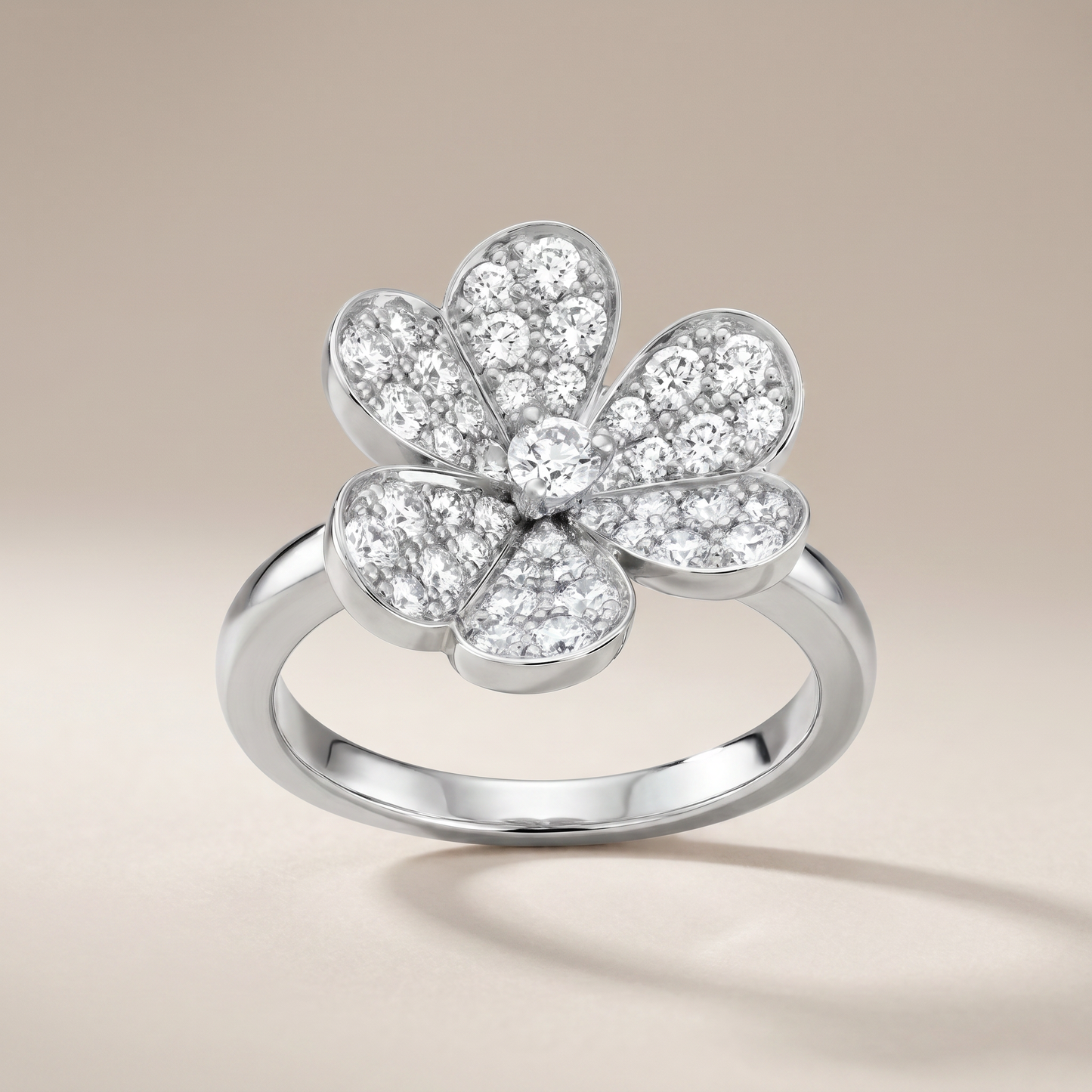 Frivole Flower Pavé Diamonds Ring