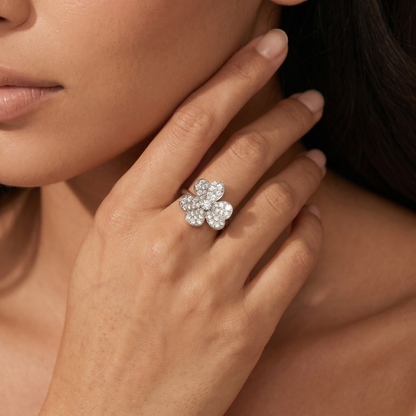 Frivole Flower Pavé Diamonds Ring