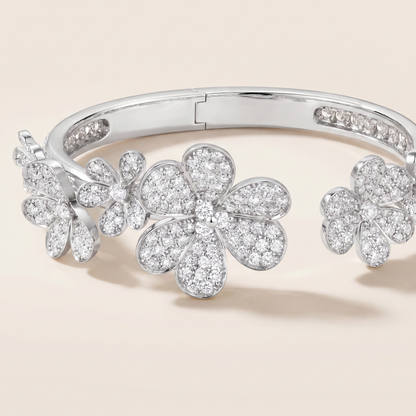 Frivole Seven Flowers Pavé Diamonds Bracelet