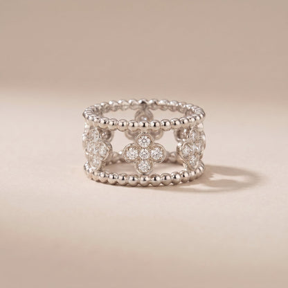 Perlée Clover Band Ring