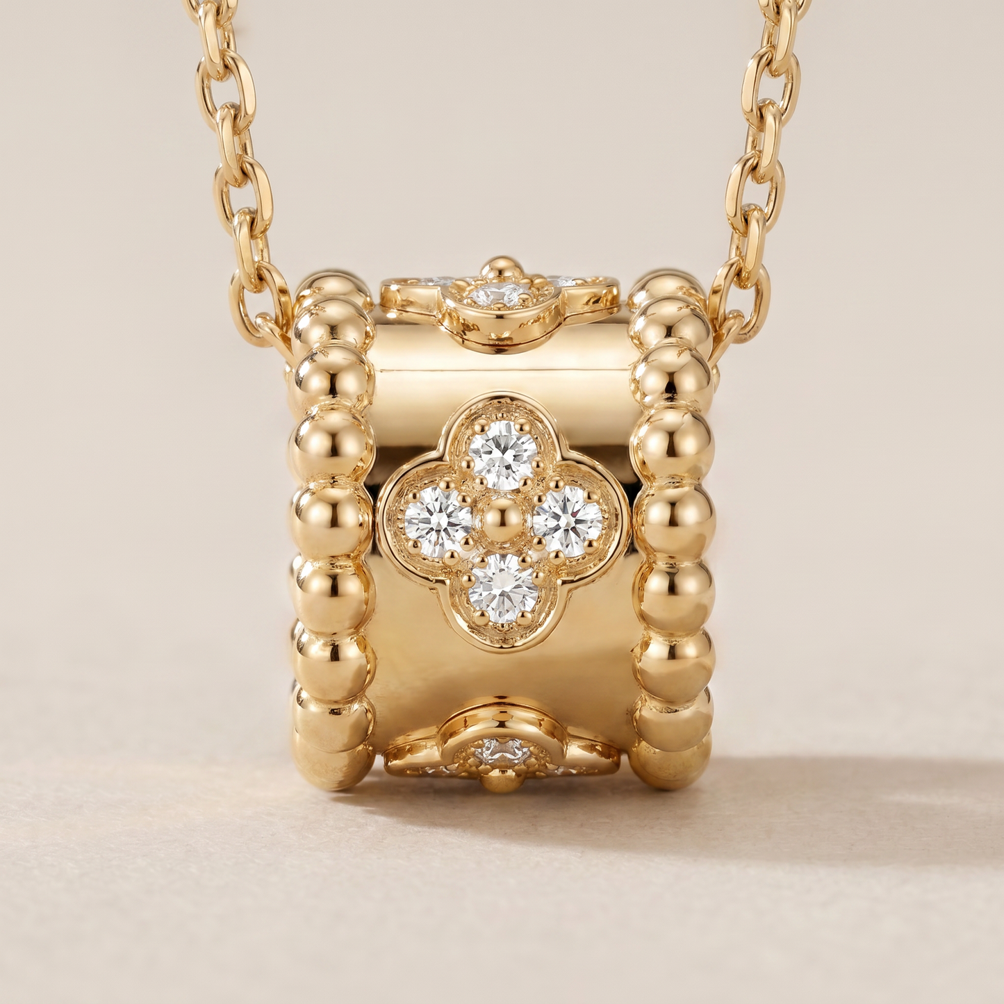 Perlée Diamonds Clovers Pendant Necklace