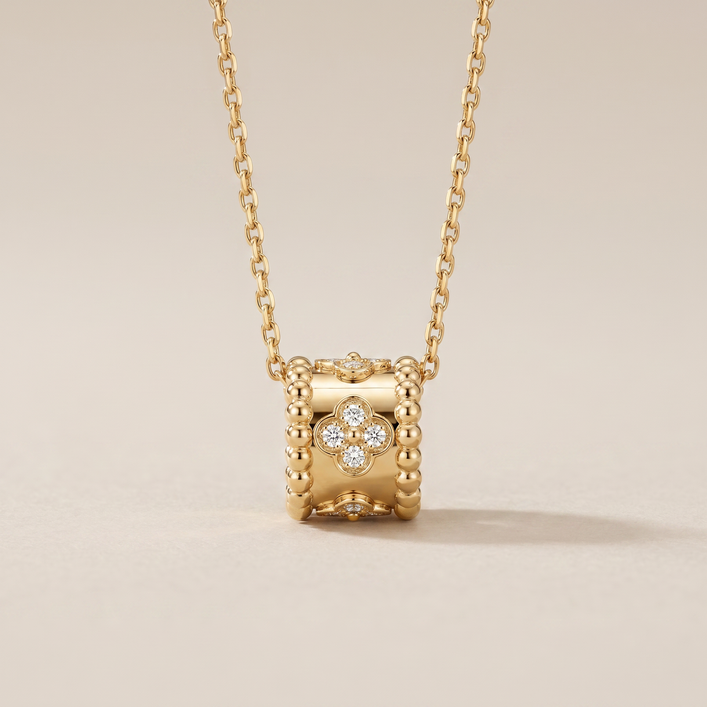 Perlée Diamonds Clovers Pendant Necklace