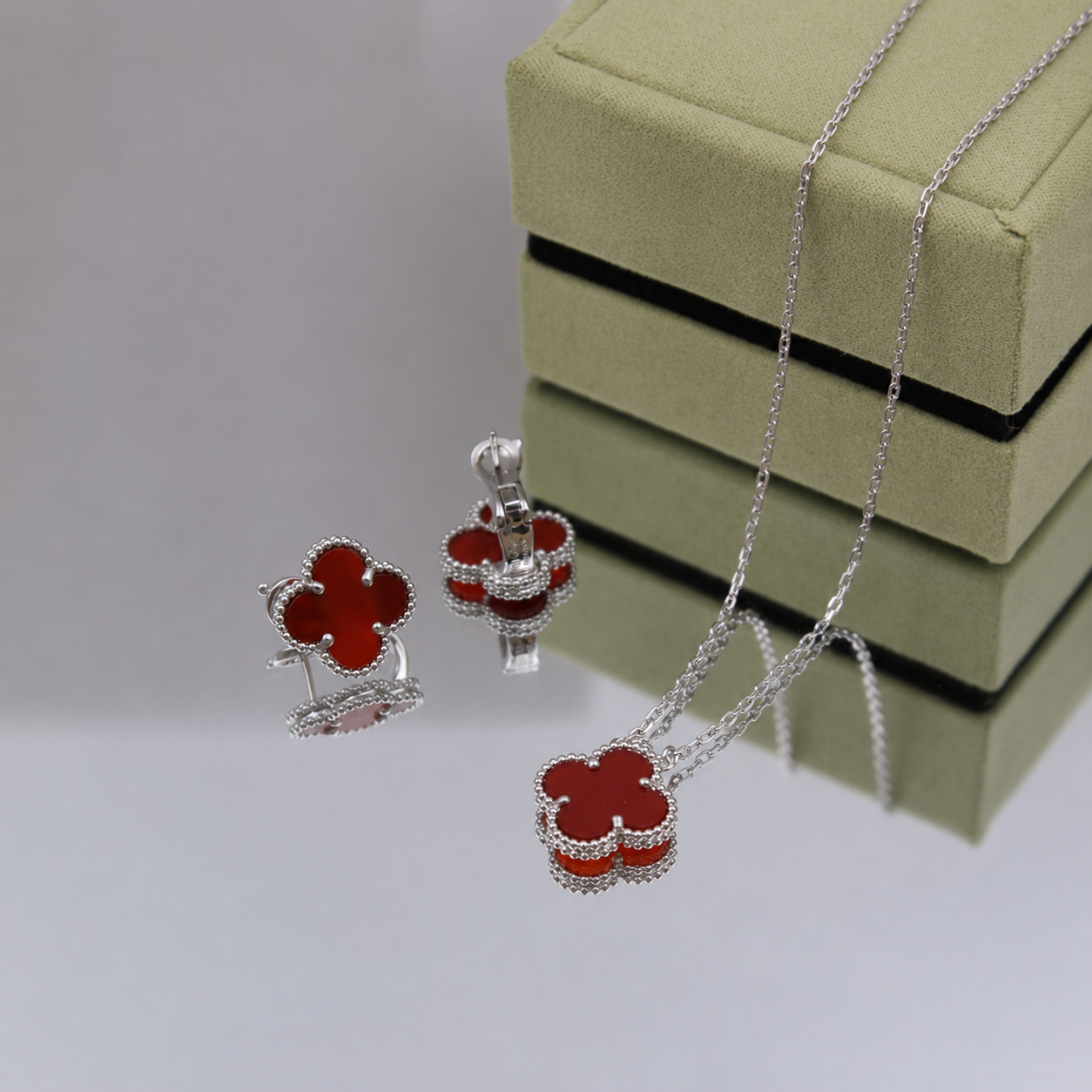 Vintage 1 Motif Red Stone Earrings