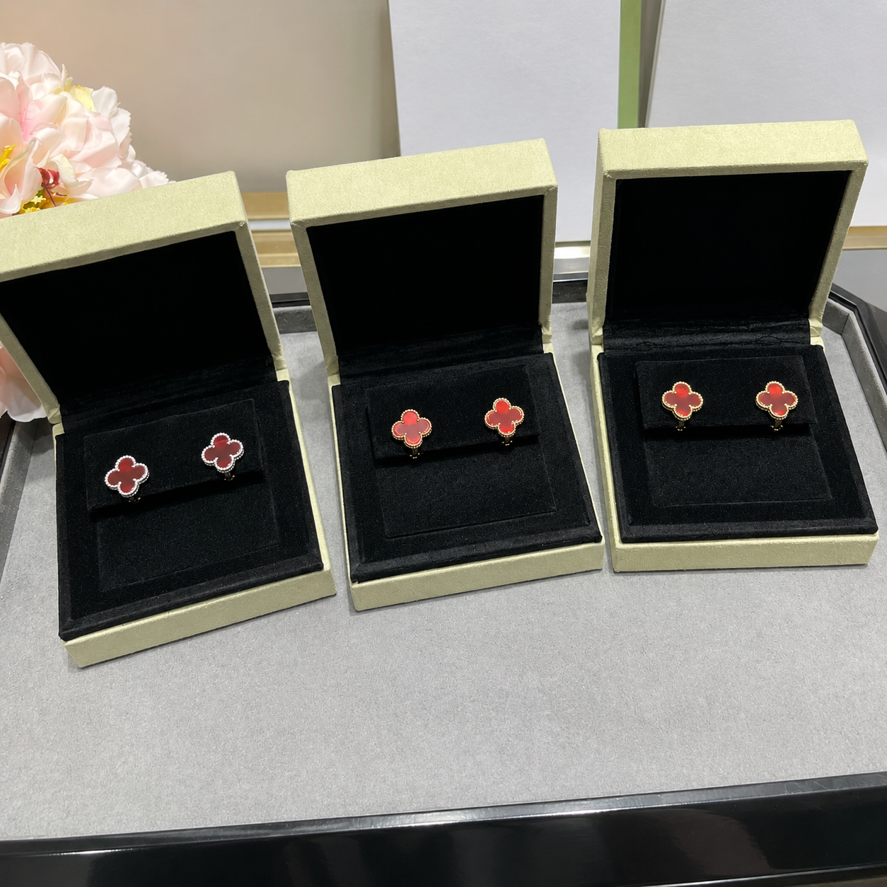 Vintage 1 Motif Red Stone Earrings
