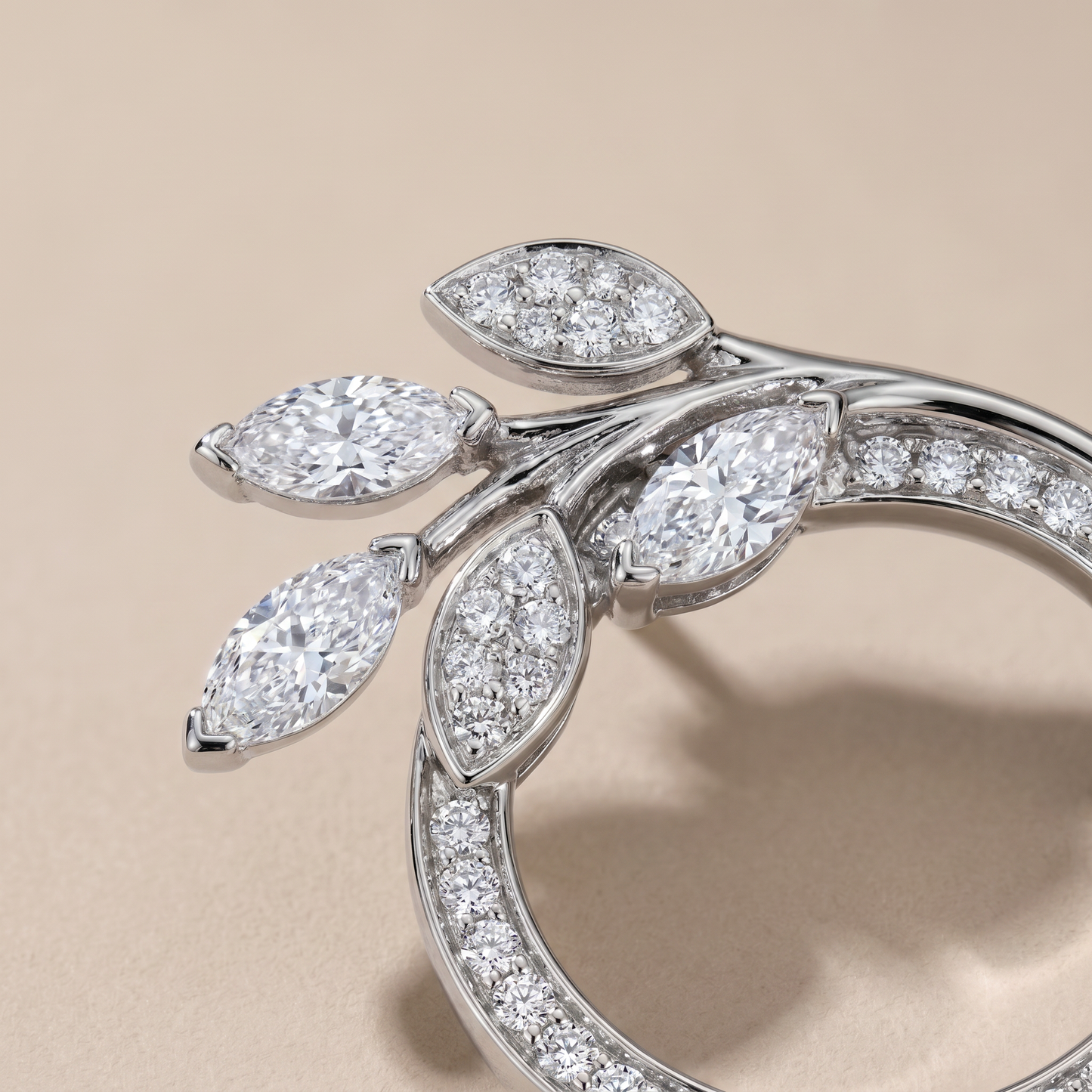 Vine Circle Pavé Diamonds Earrings